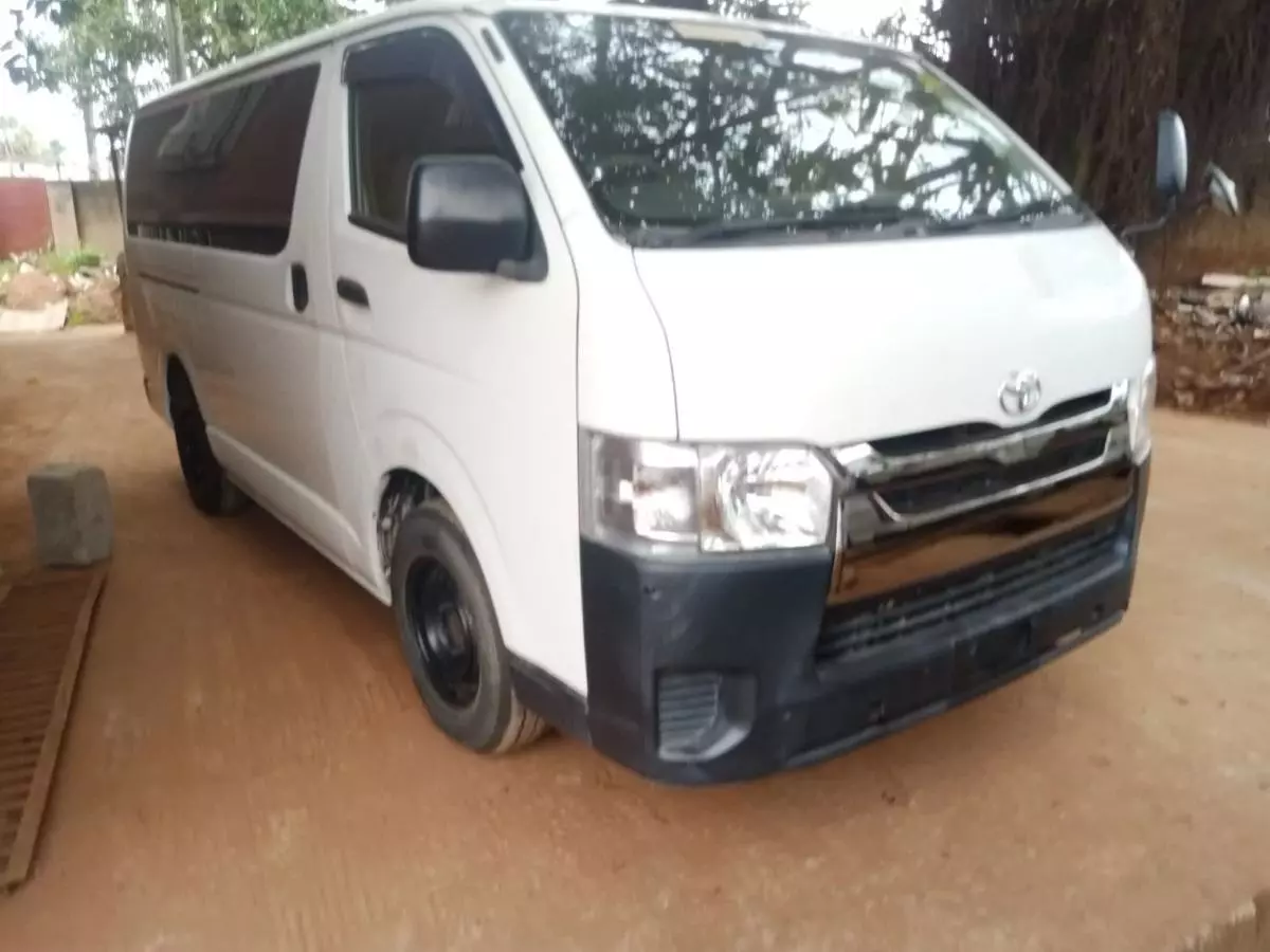 Toyota Hiace   - 2011