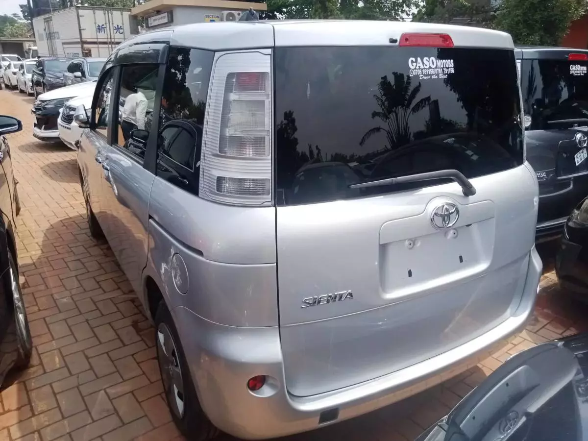 Toyota Sienta   - 2012