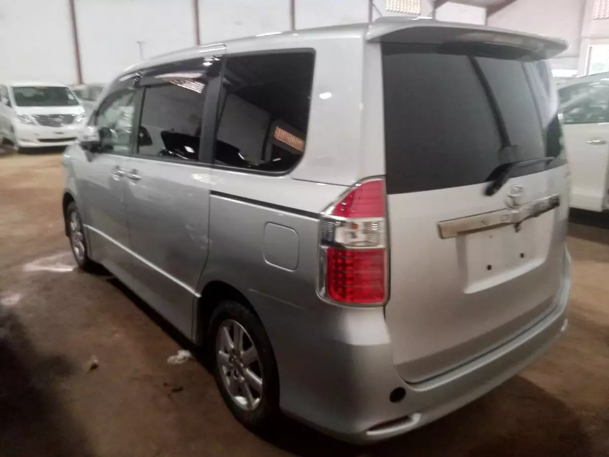 Toyota Noah   - 2009