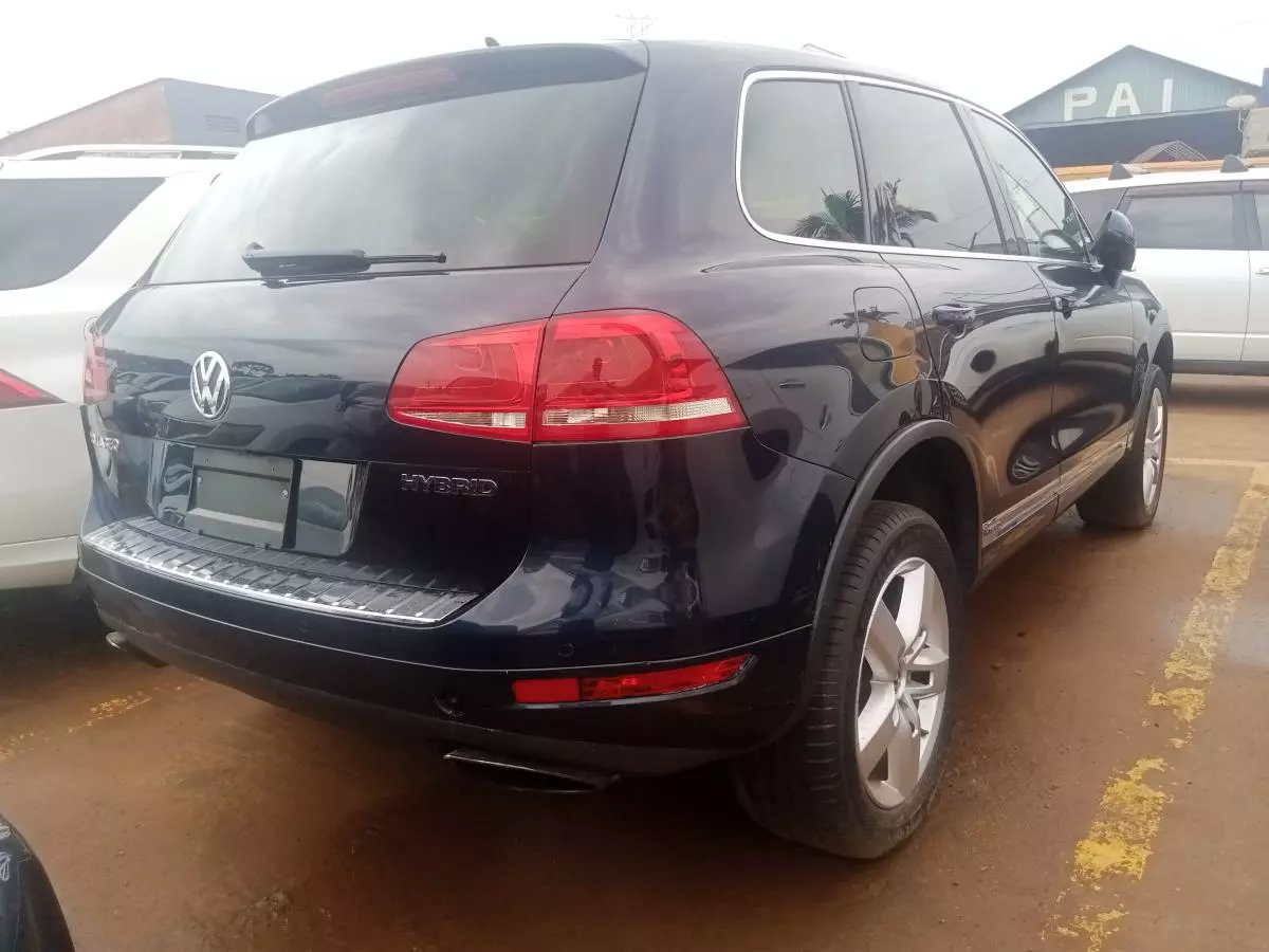 Volkswagen Touareg   - 2012