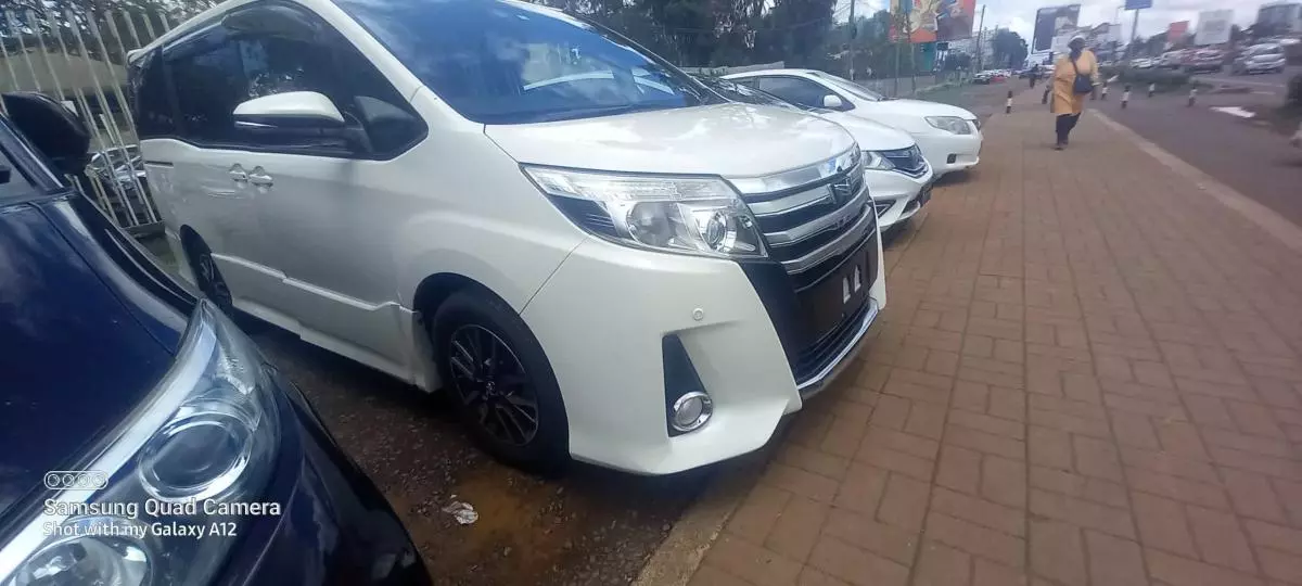 Toyota Noah   - 2016