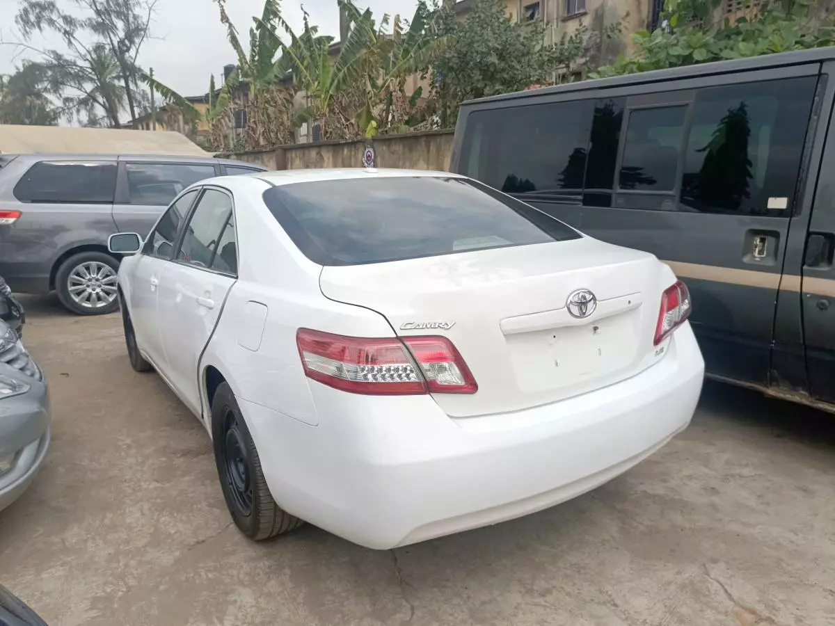 Toyota Camry   - 2011