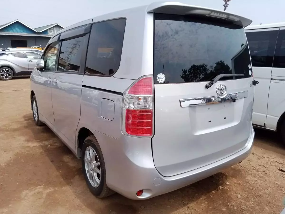 Toyota Noah   - 2009