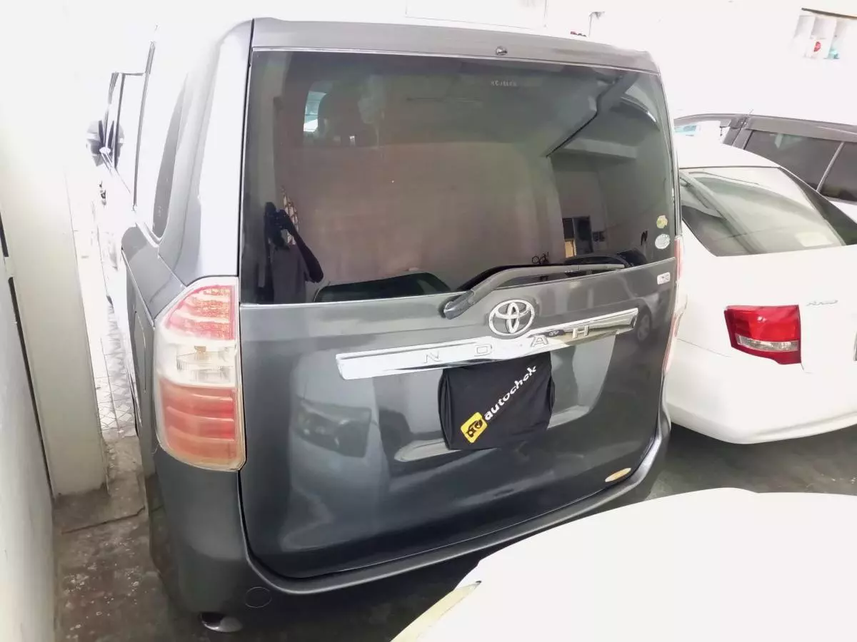 Toyota Noah - 2009
