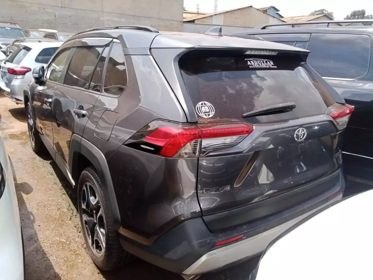 Toyota RAV 4   - 2019