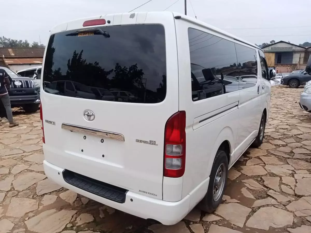 Toyota Hiace   - 2012