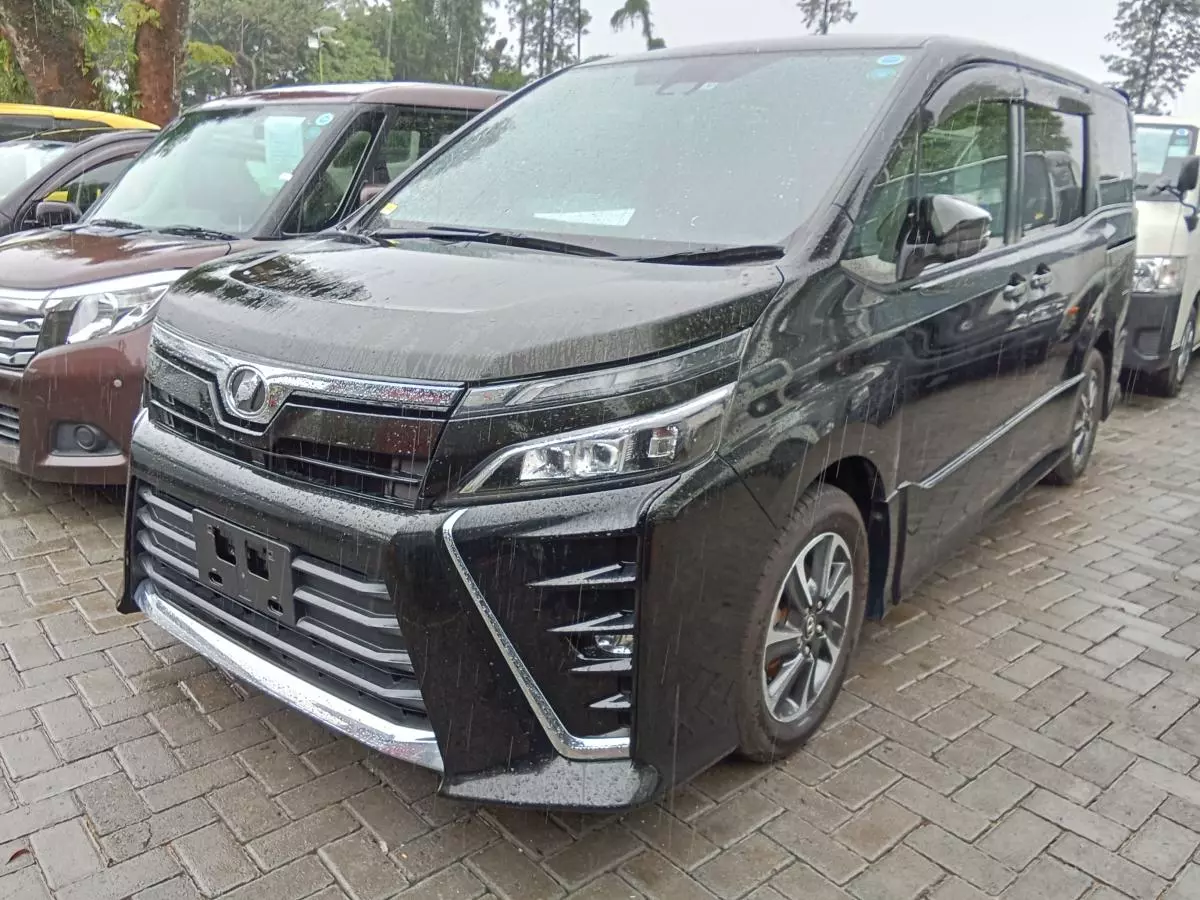 Toyota Voxy    - 2017