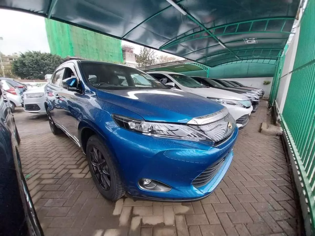 Toyota Harrier   - 2017