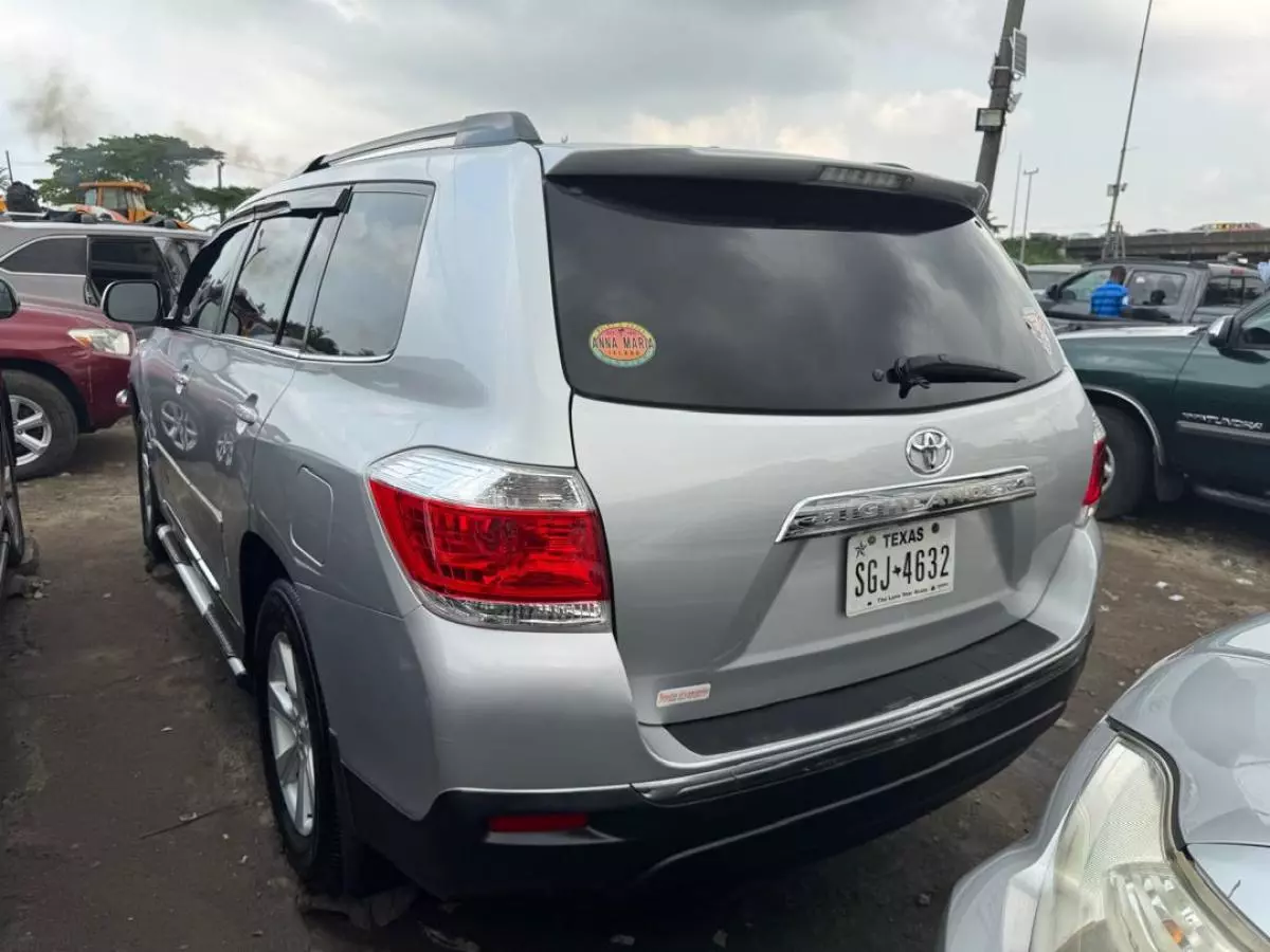 Toyota Highlander   - 2012