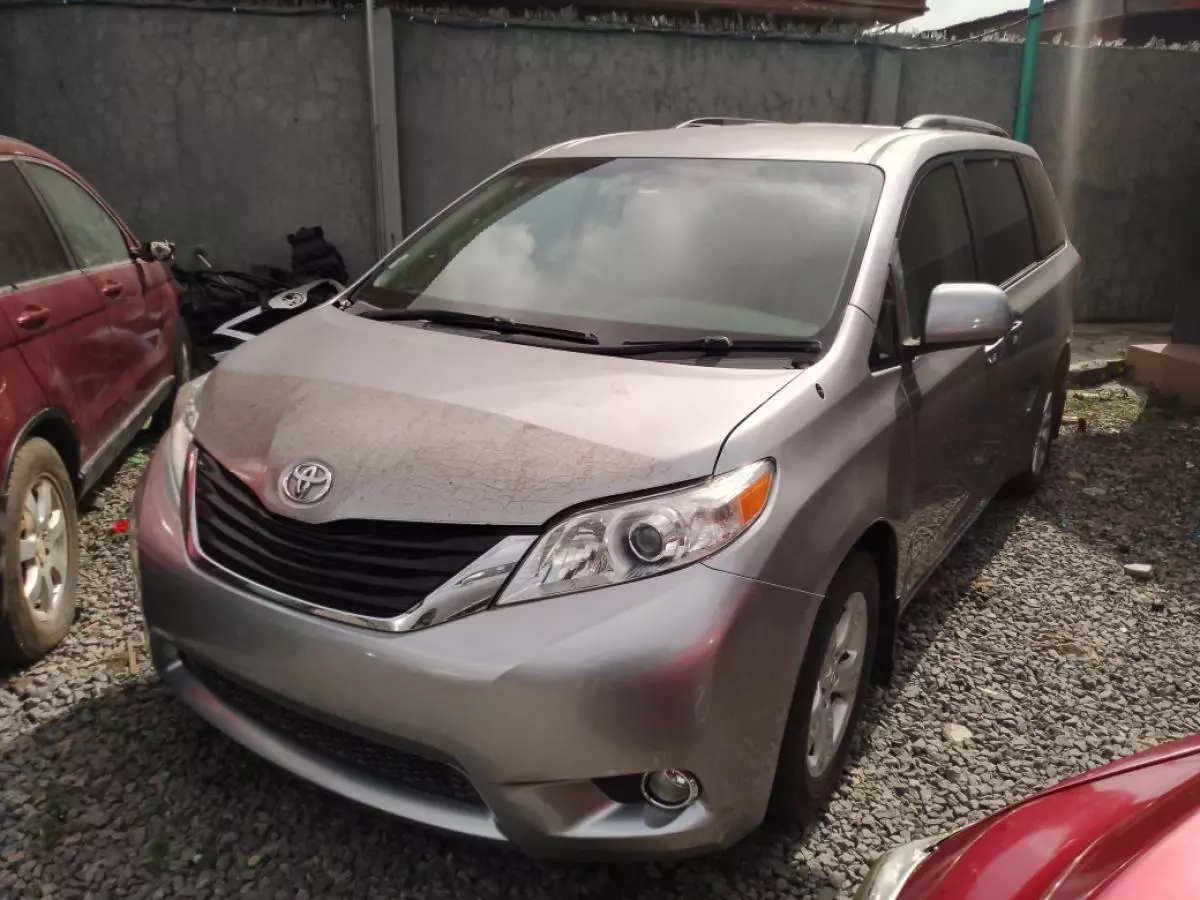 Toyota Sienna   - 2011