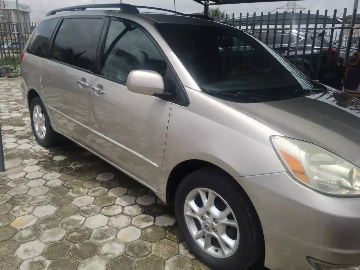 Toyota Sienna   - 2005