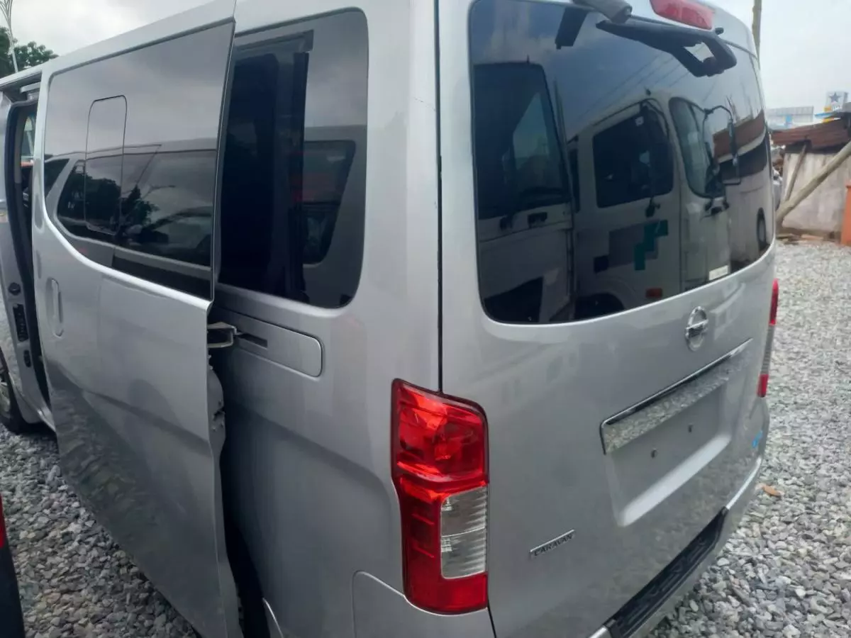 Nissan Caravan    - 2012