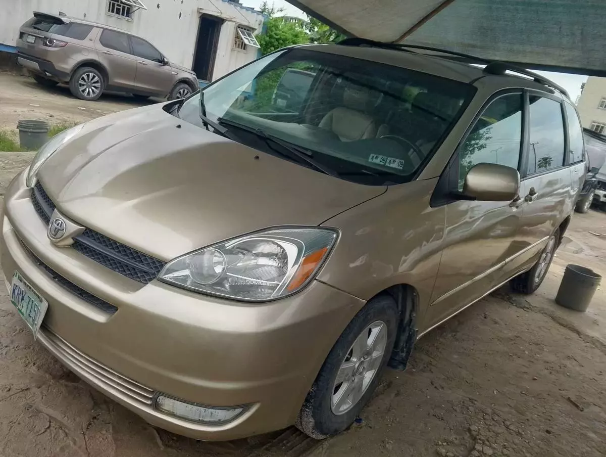 Toyota Sienna   - 2004