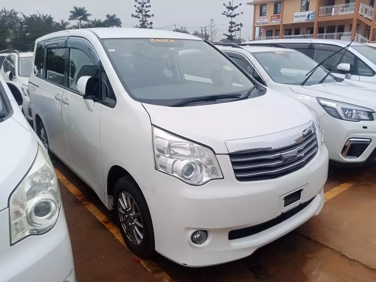 Toyota Noah   - 2012