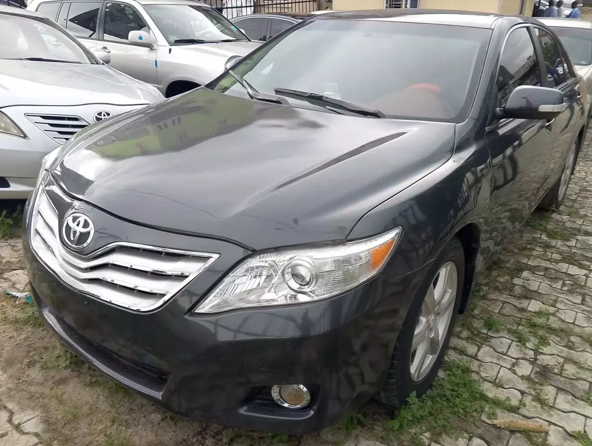 Toyota Camry   - 2010