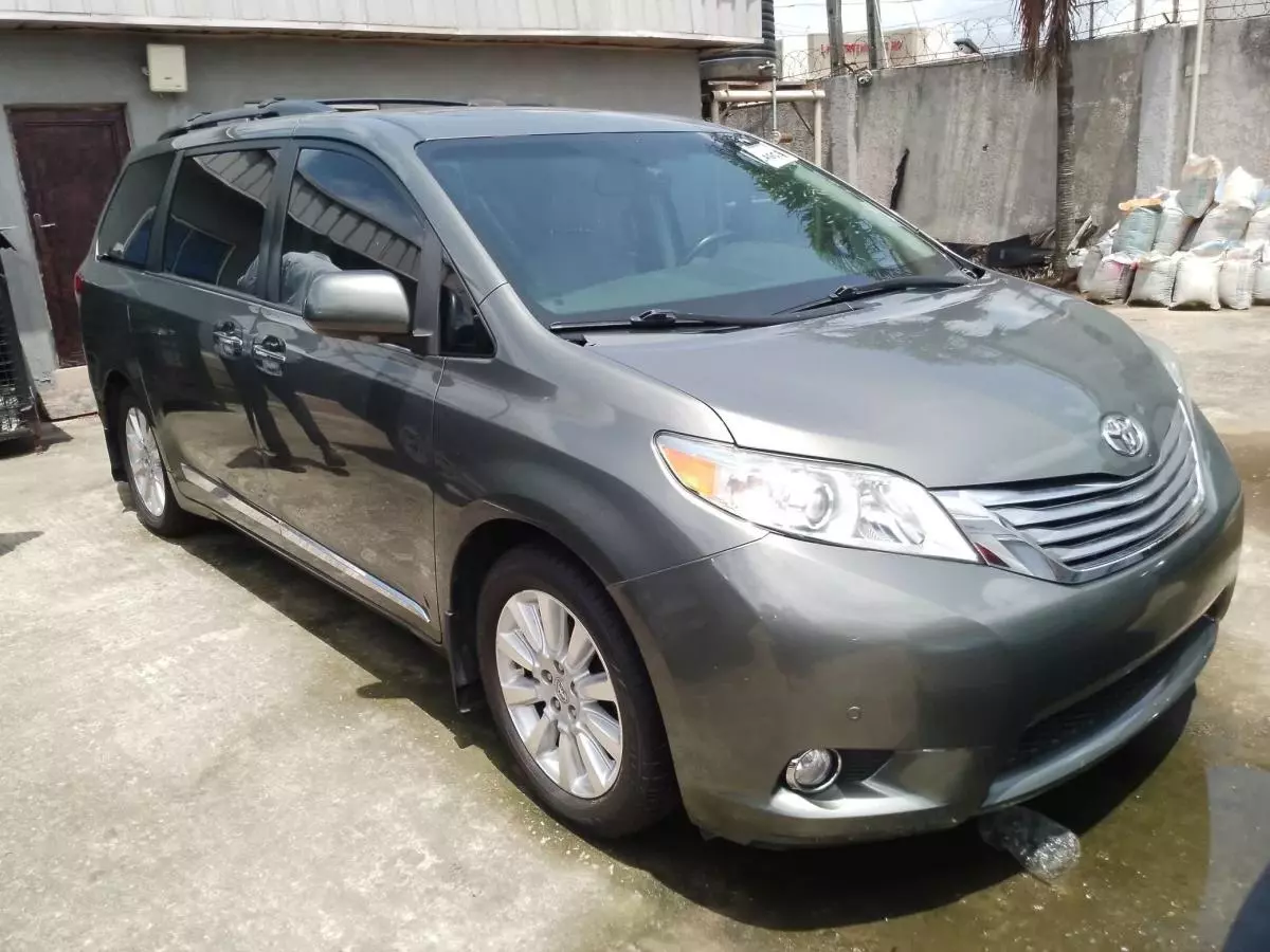 Toyota Sienna   - 2011