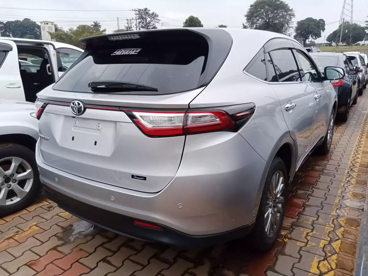 Toyota Harrier   - 2016