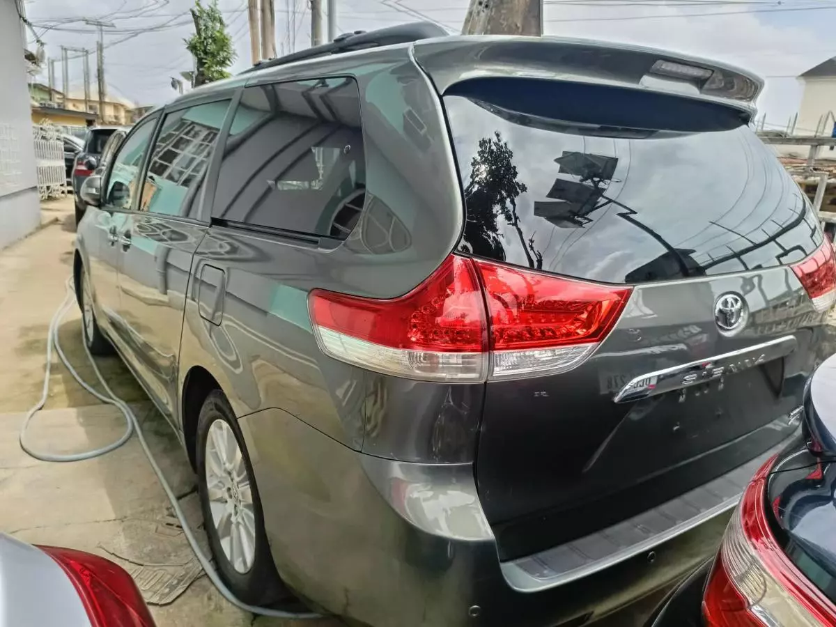 Toyota Sienna   - 2013