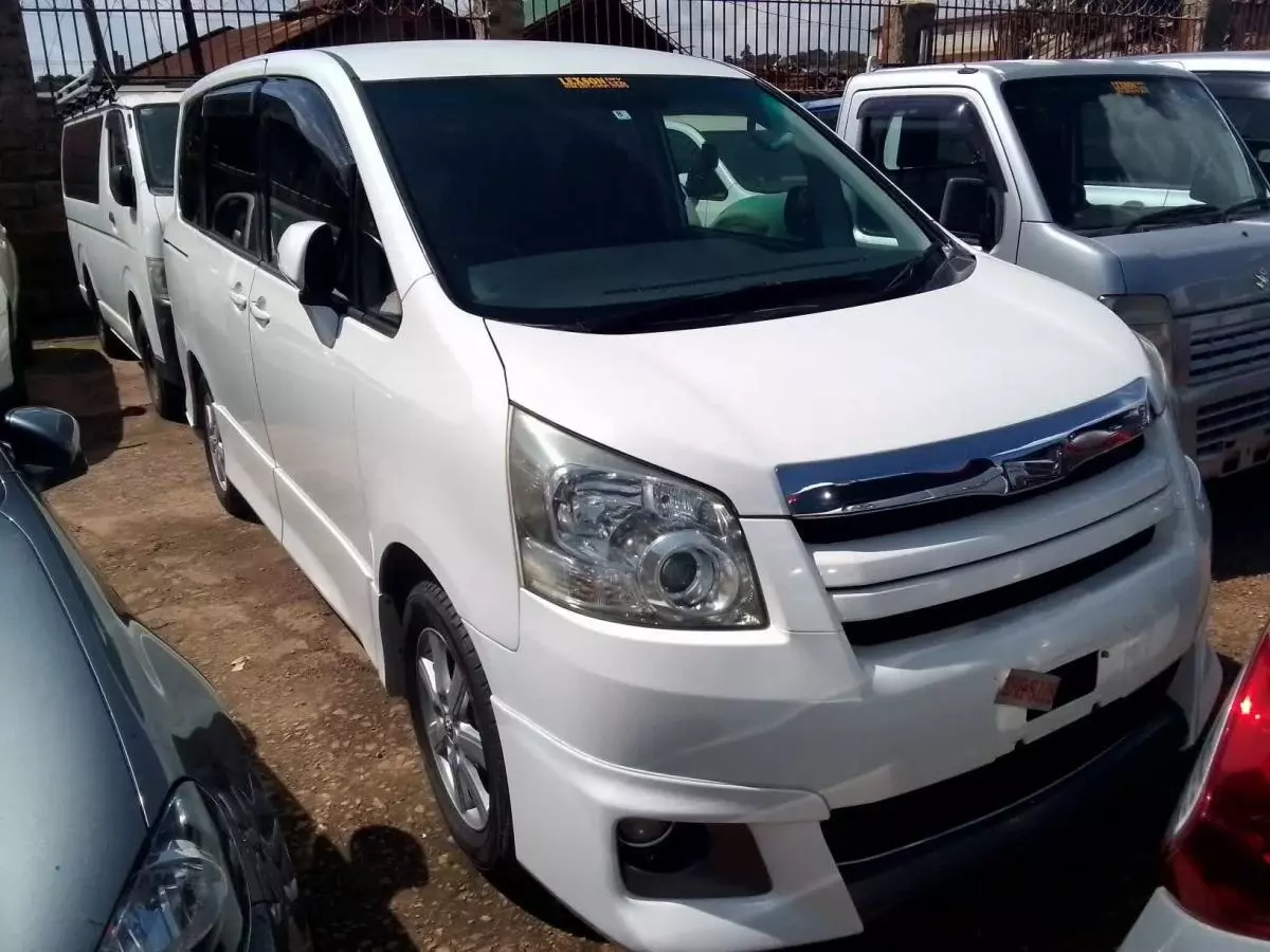 Toyota Noah   - 2010