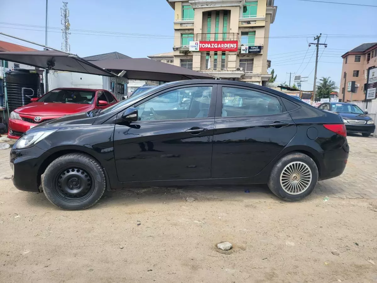 Hyundai Accent   - 2011