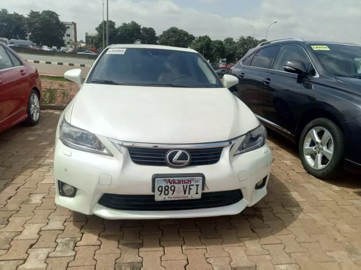 Lexus CT 200h   - 2011