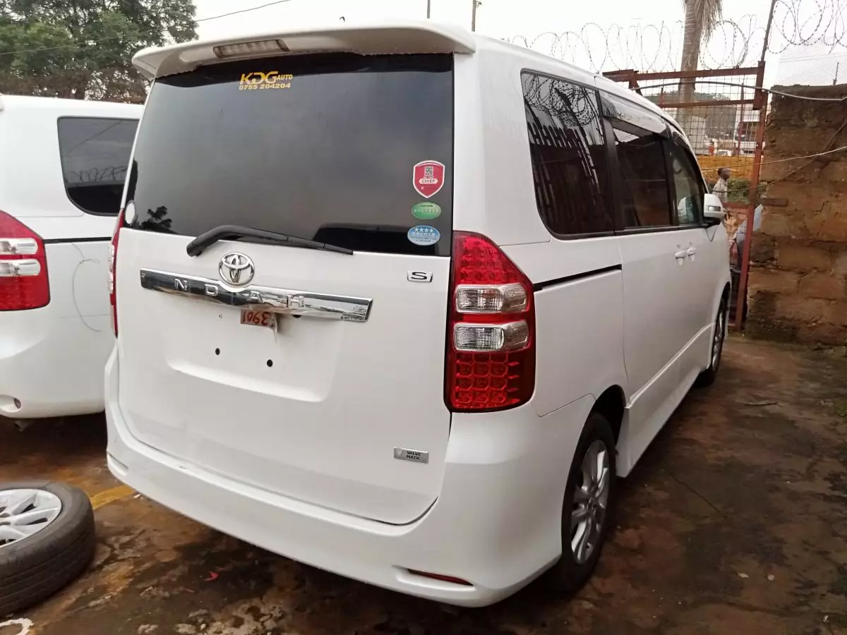 Toyota Noah   - 2011