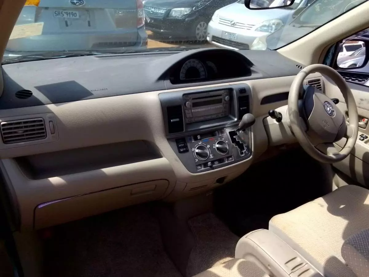 Toyota Raum  - 2009