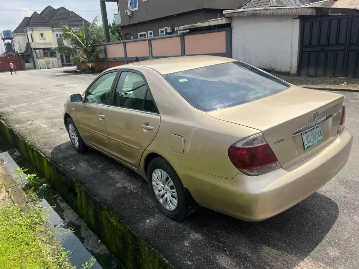 Toyota Camry   - 2005