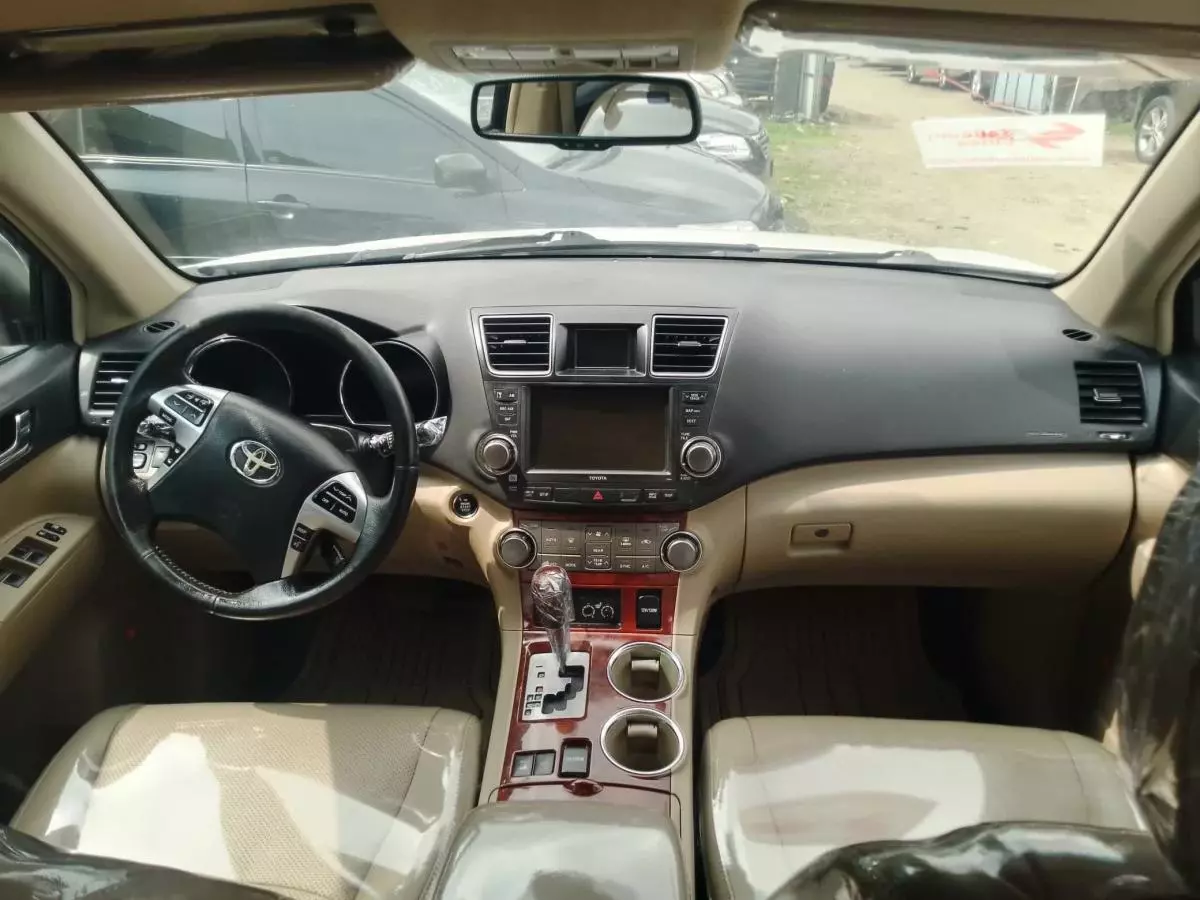 Toyota Highlander   - 2012