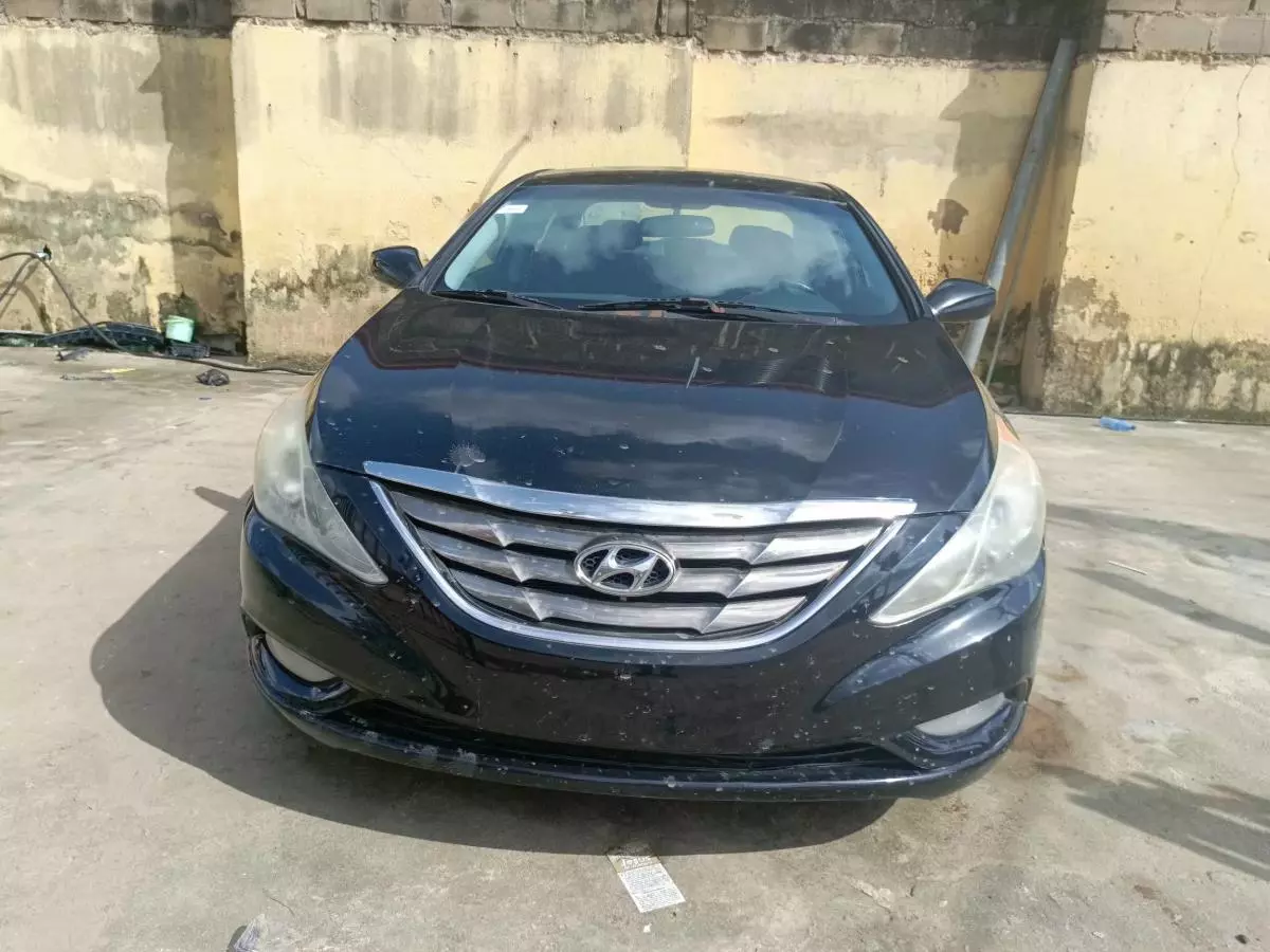 Hyundai Sonata   - 2011