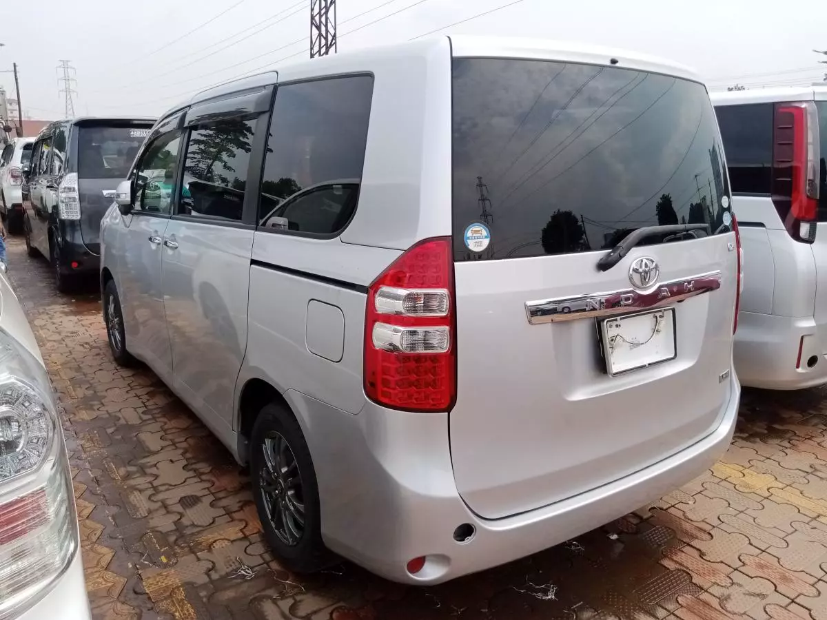 Toyota Noah   - 2009