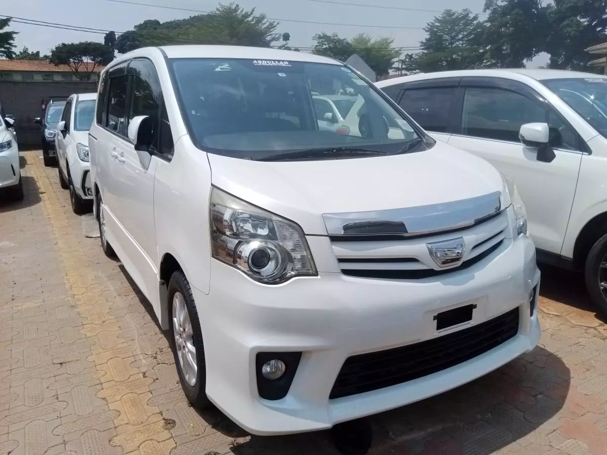 Toyota Noah   - 2012