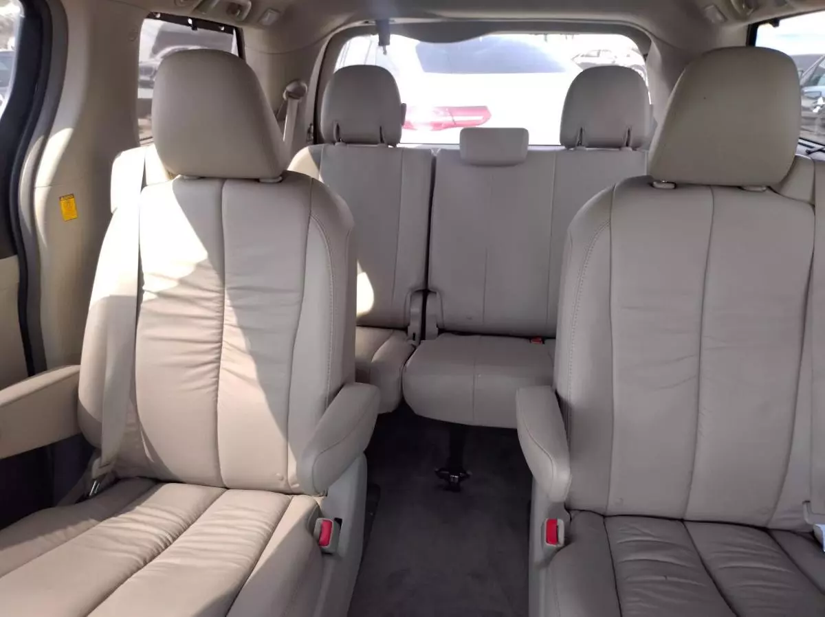Toyota Sienna - 2011