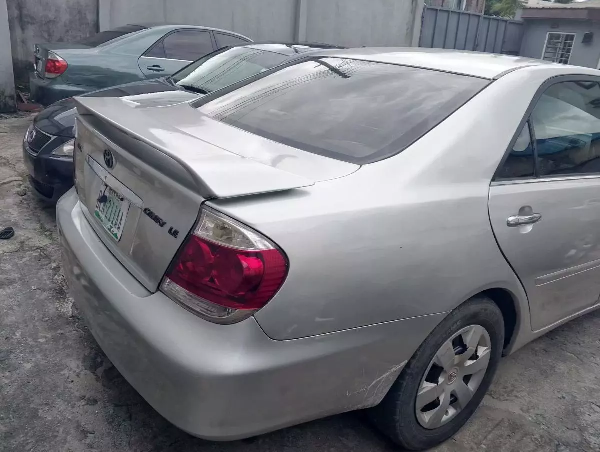 Toyota Camry   - 2005