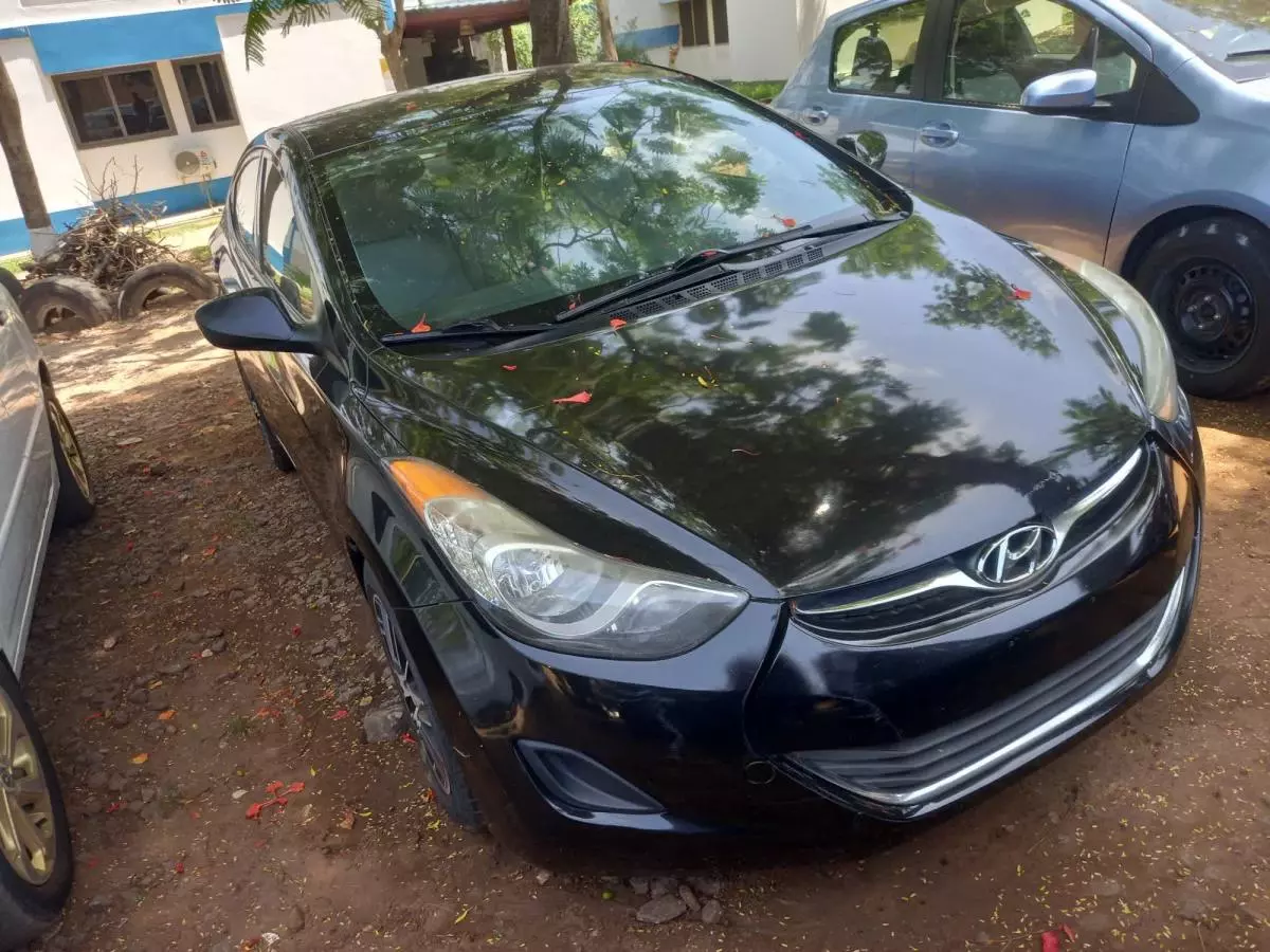 Hyundai Elantra   - 2013