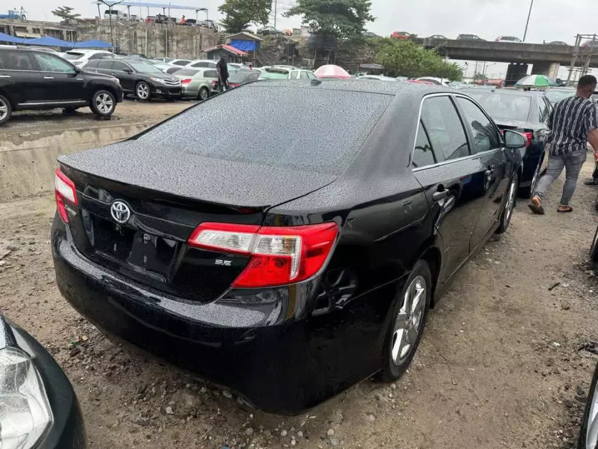 Toyota Camry   - 2012