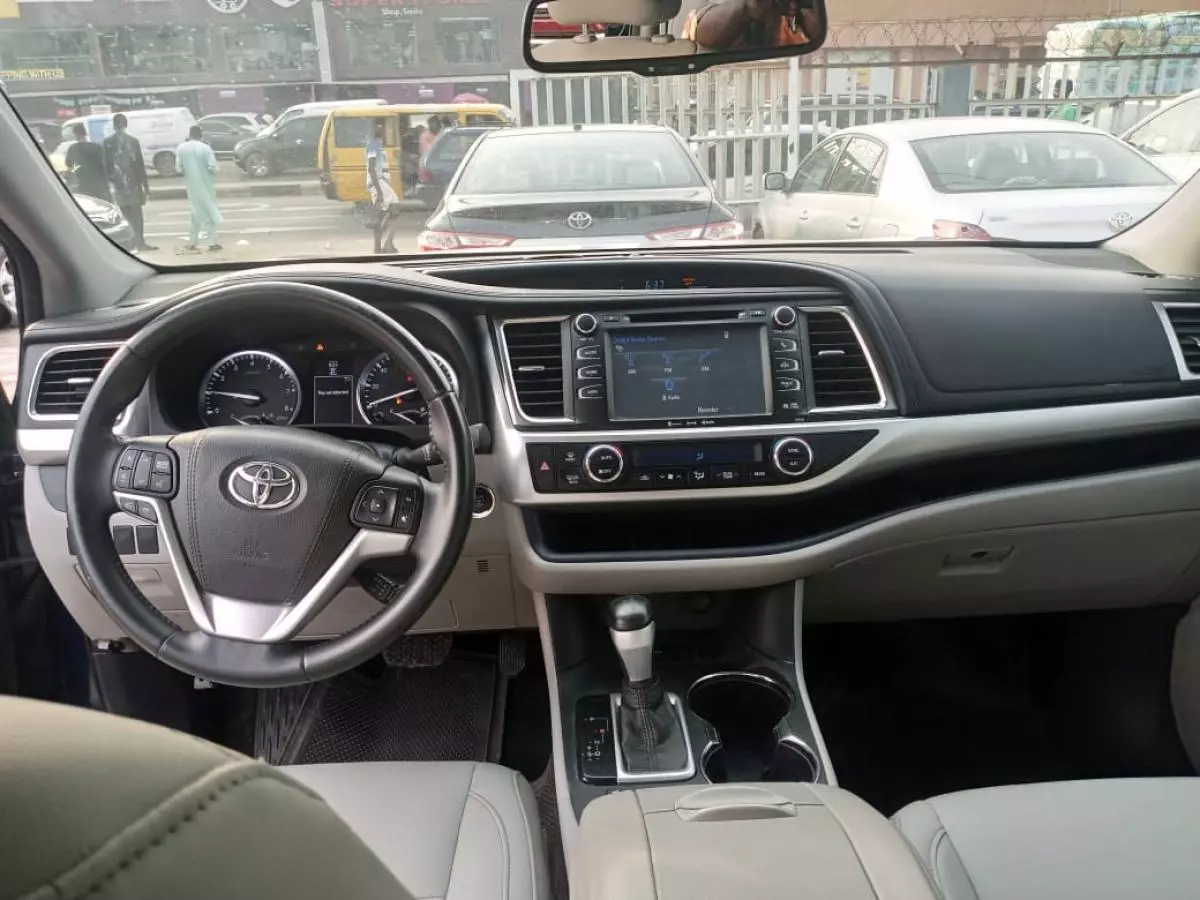 Toyota Highlander   - 2016