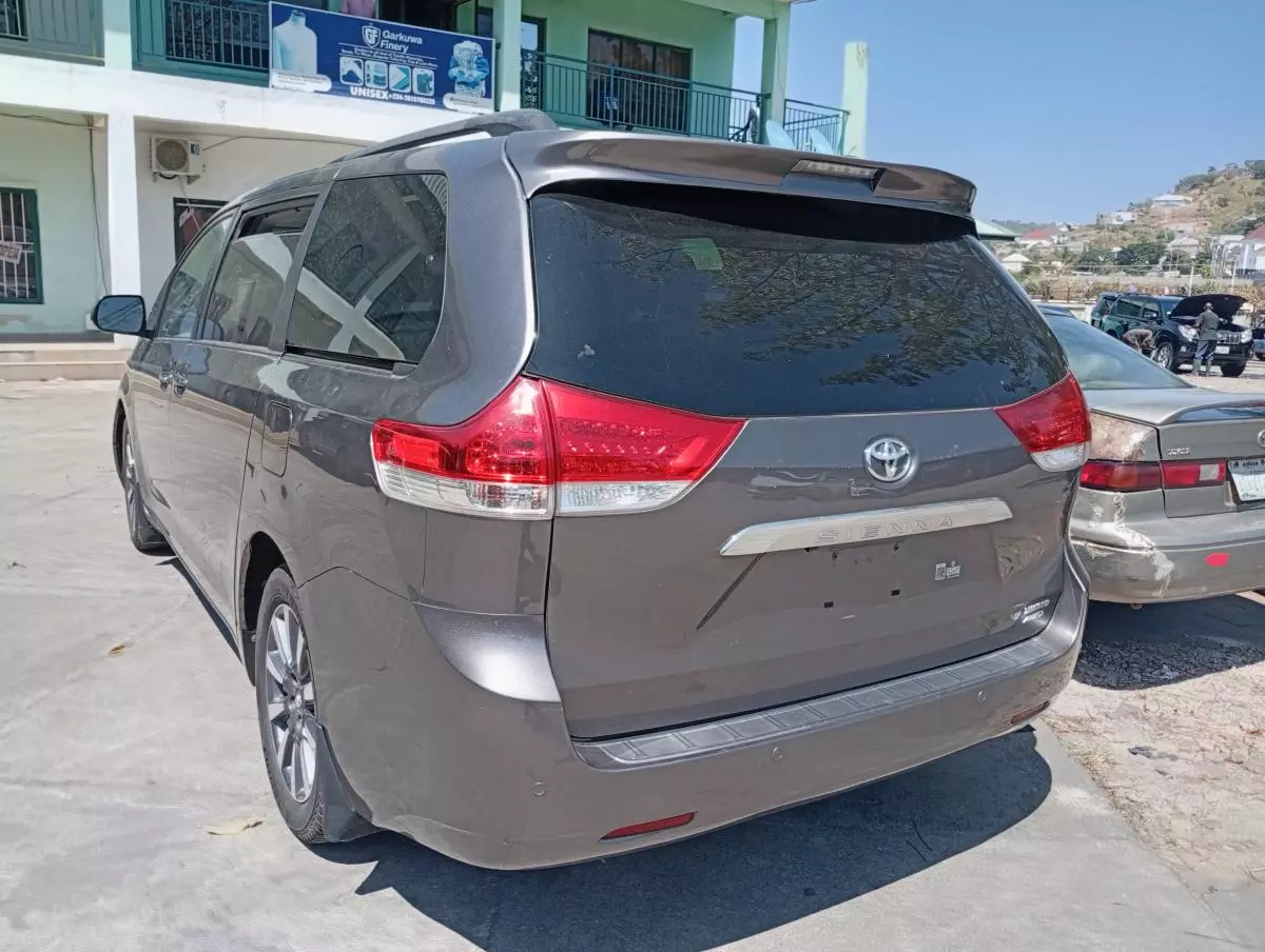 Toyota Sienna   - 2013