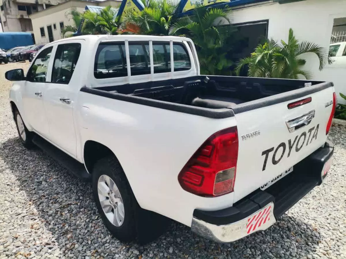 Toyota Hilux   - 2021