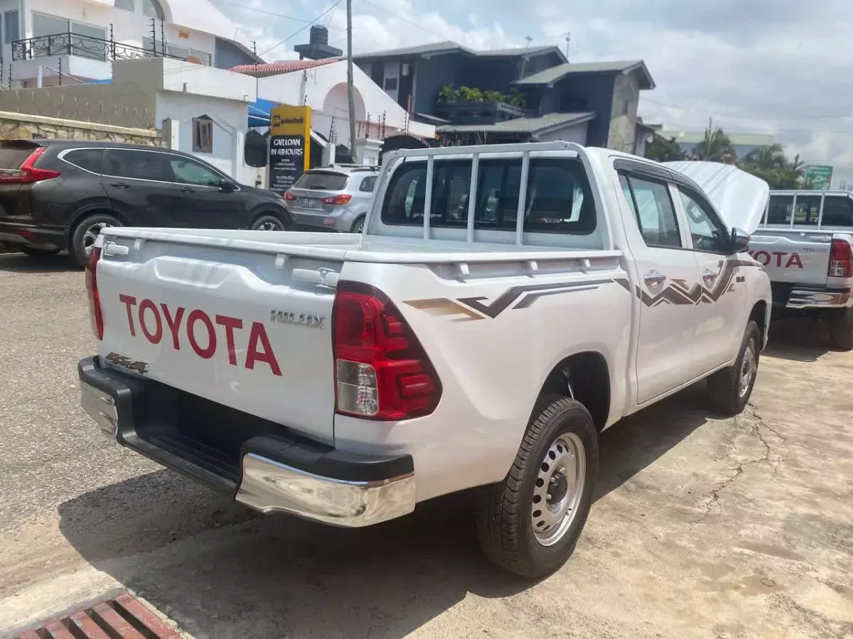 Toyota Hilux   - 2024