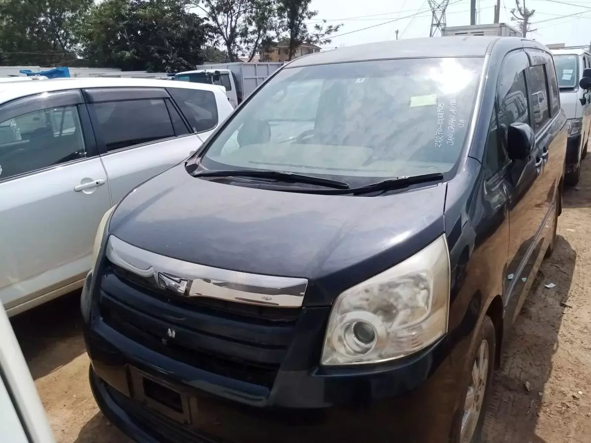 Toyota Noah   - 2009