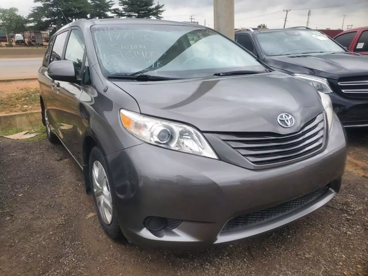 Toyota Sienna   - 2011