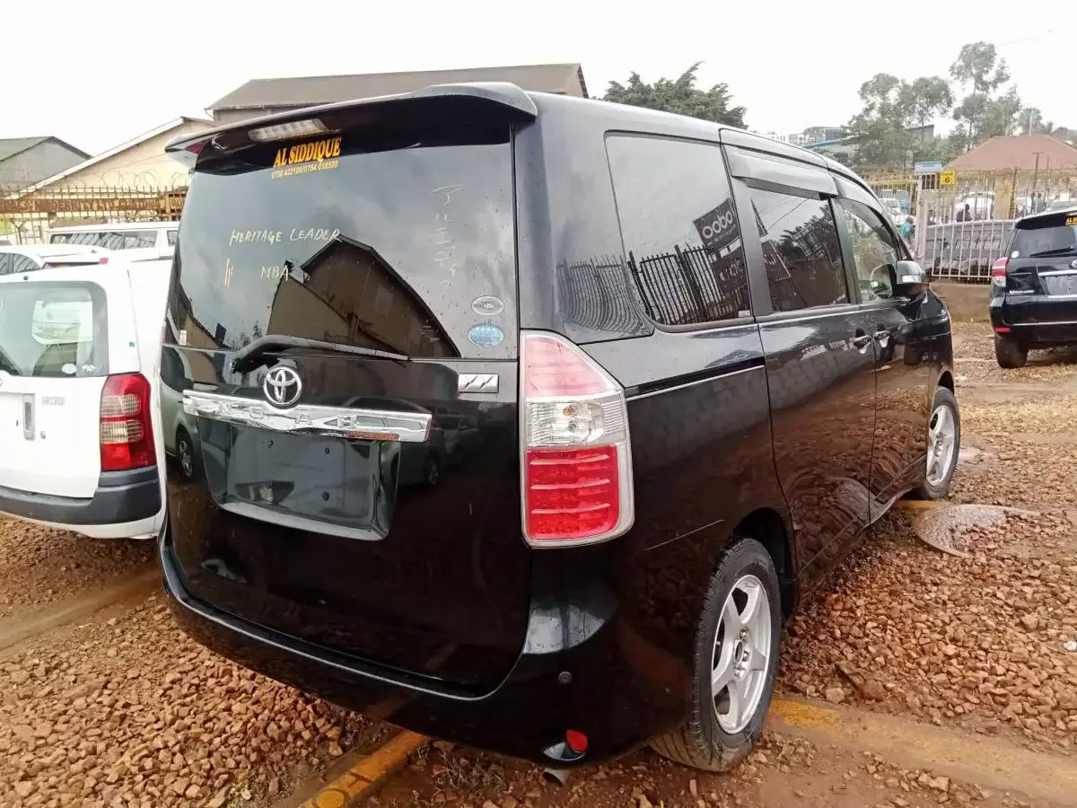 Toyota Noah   - 2012