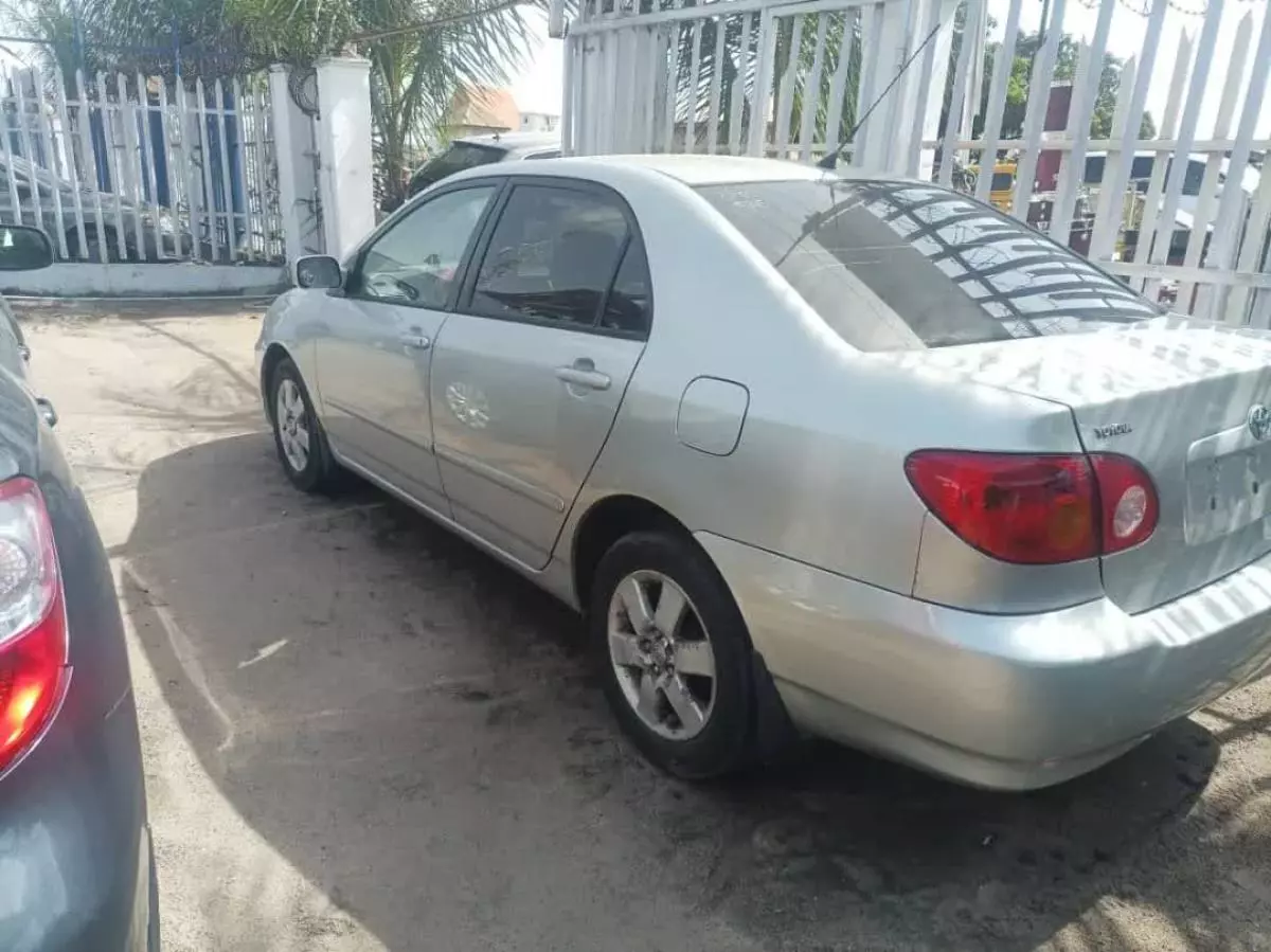 Toyota Corolla   - 2004