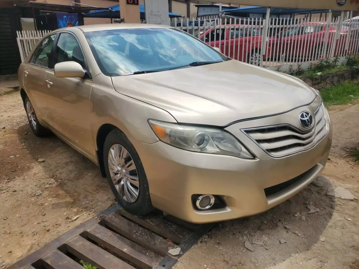 Toyota Camry   - 2011