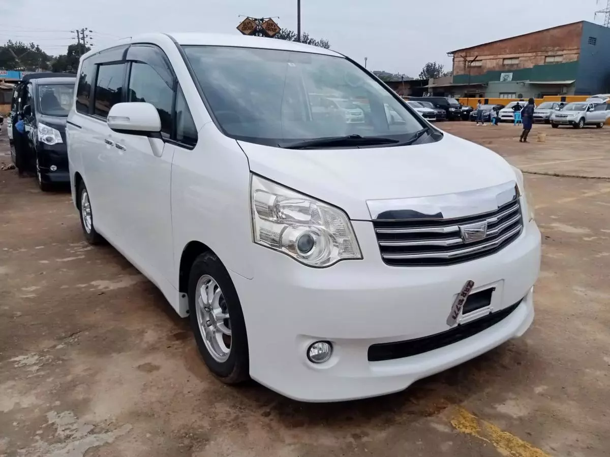 Toyota Noah   - 2011