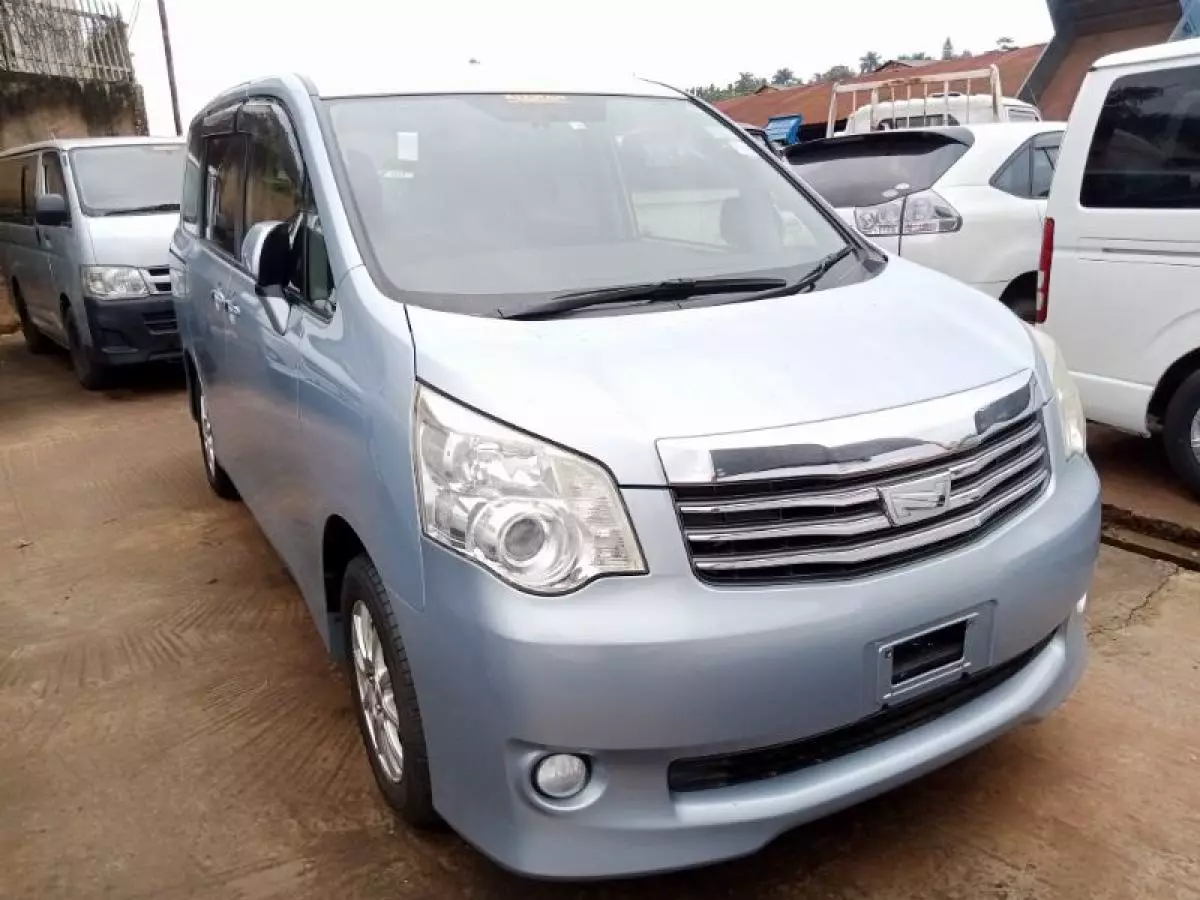 Toyota Noah   - 2012