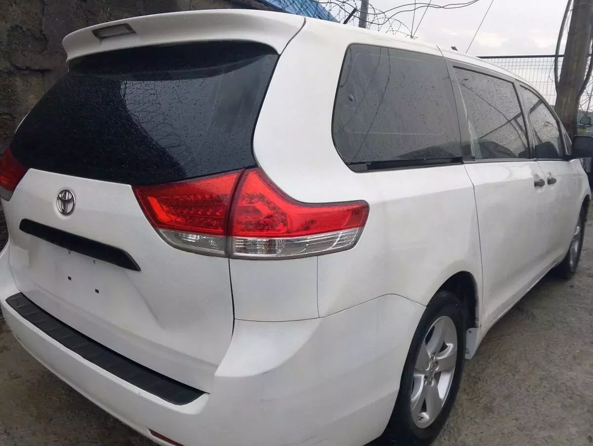 Toyota Sienna   - 2011