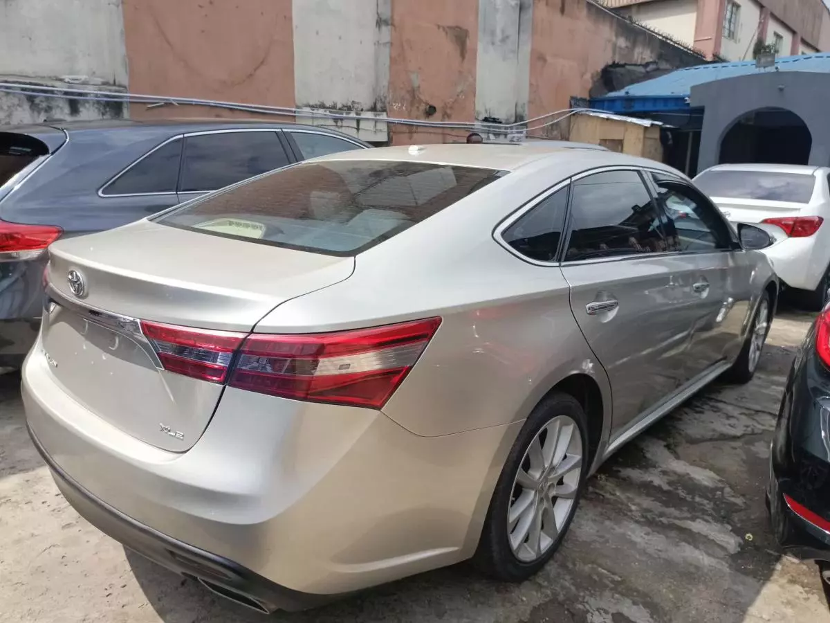 Toyota Avalon   - 2013