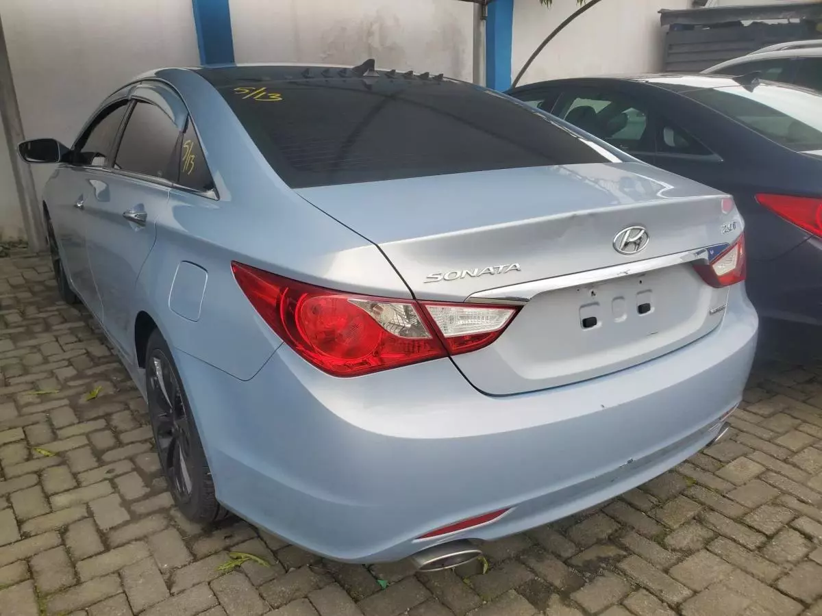 Hyundai Sonata   - 2012